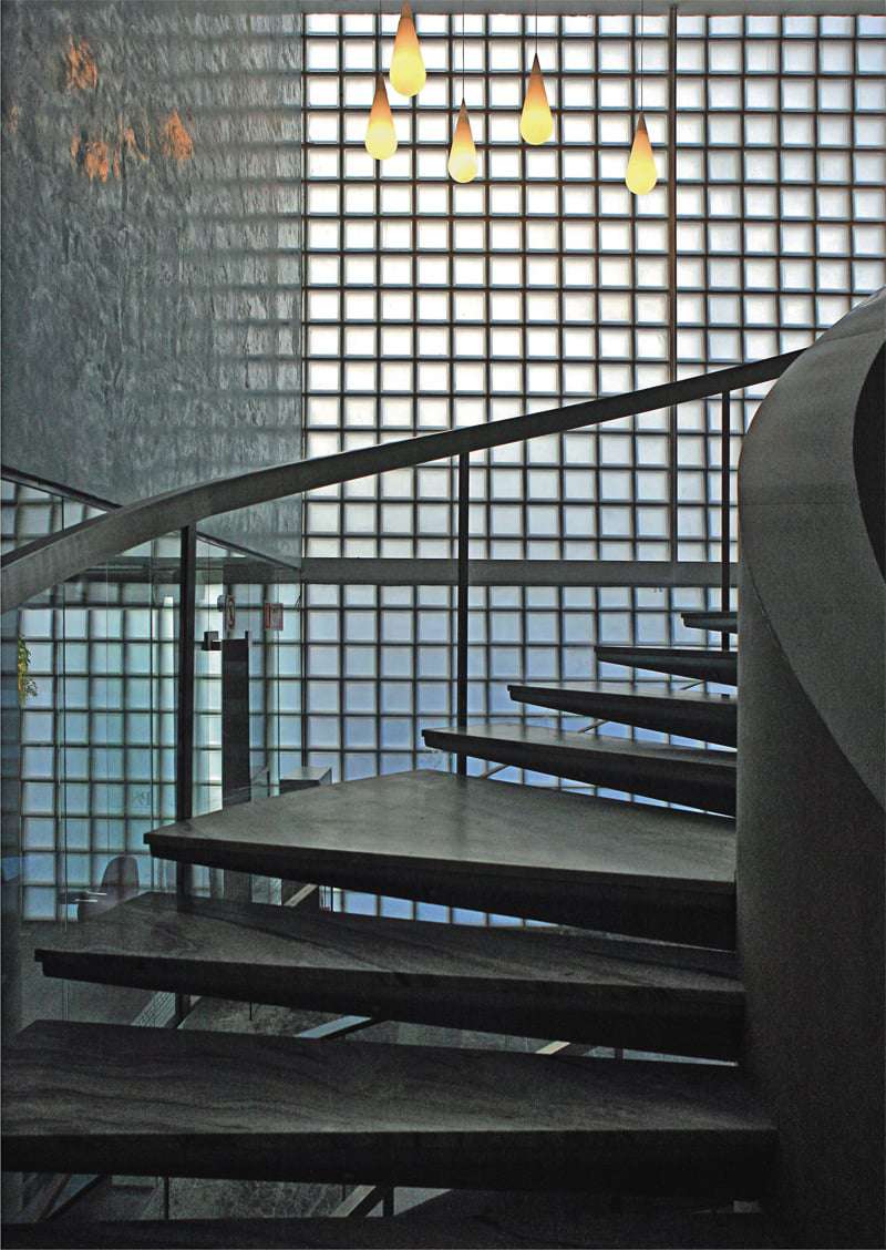 MODERN INTERIOR STAIRCASE